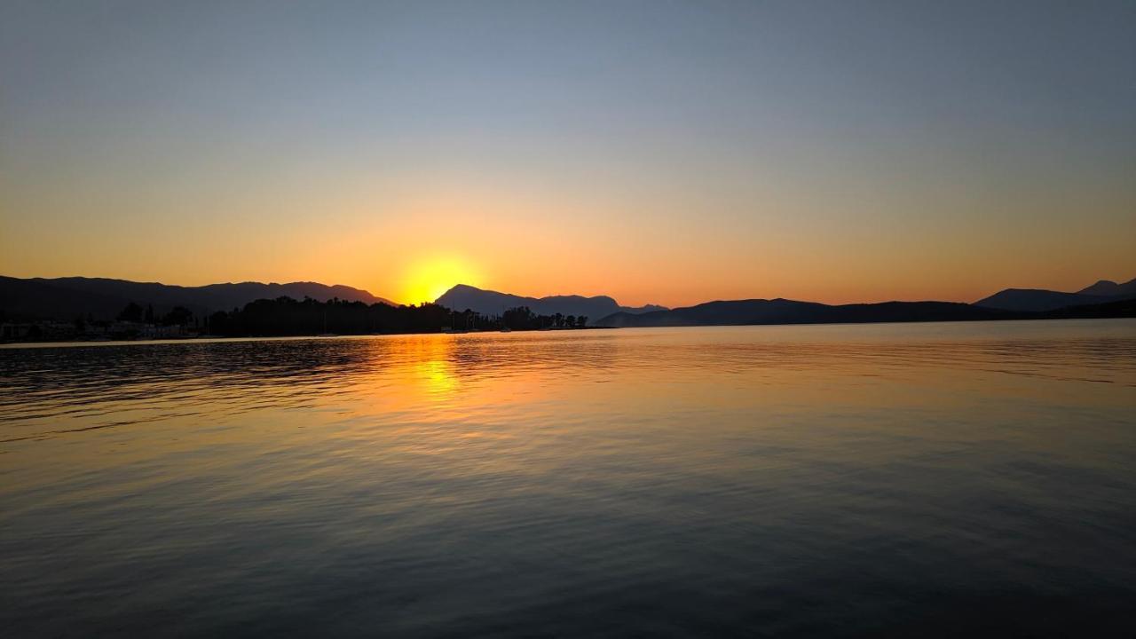 ホテル Poros Mood Poros Town エクステリア 写真
