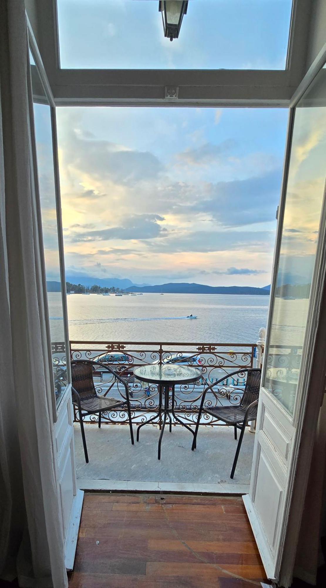ホテル Poros Mood Poros Town エクステリア 写真